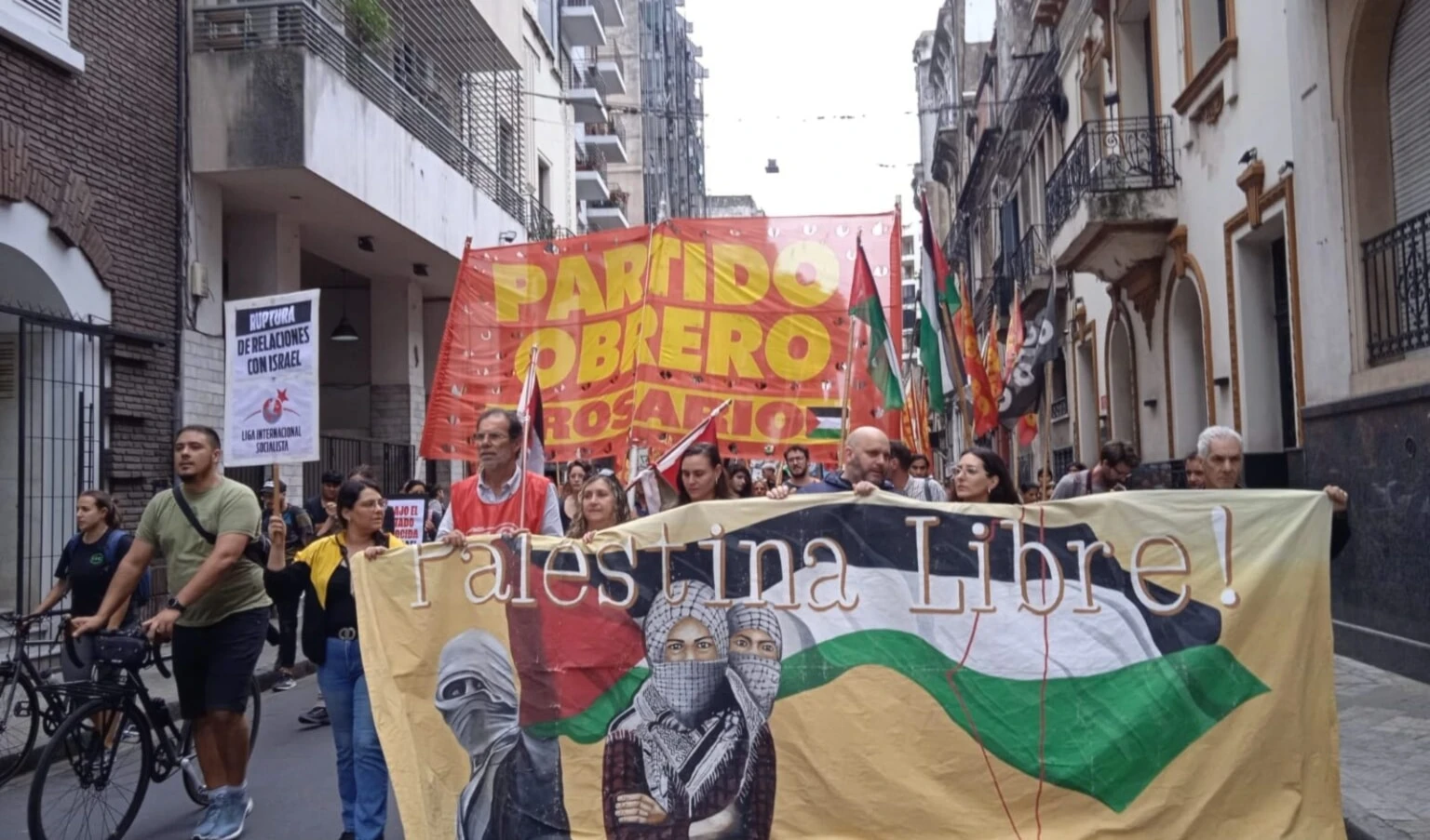 El acto culminó frente al Concejo Deliberante de la ciudad de Rosario (parlamento local).