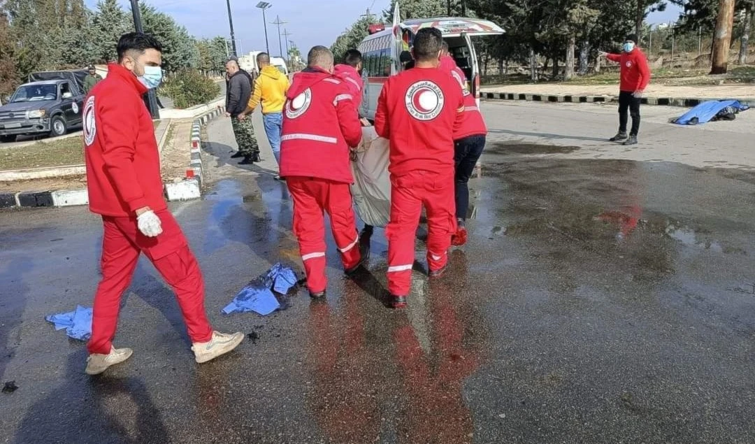 Equipos de la Media Luna Roja Siria trasladan los cuerpos de los mártires al hospital Abaza en la gobernación de Quneitra. Equipos de la Media Luna Roja Siria trasladan los cuerpos de los mártires al hospital Abaza en la gobernación de Quneitra.