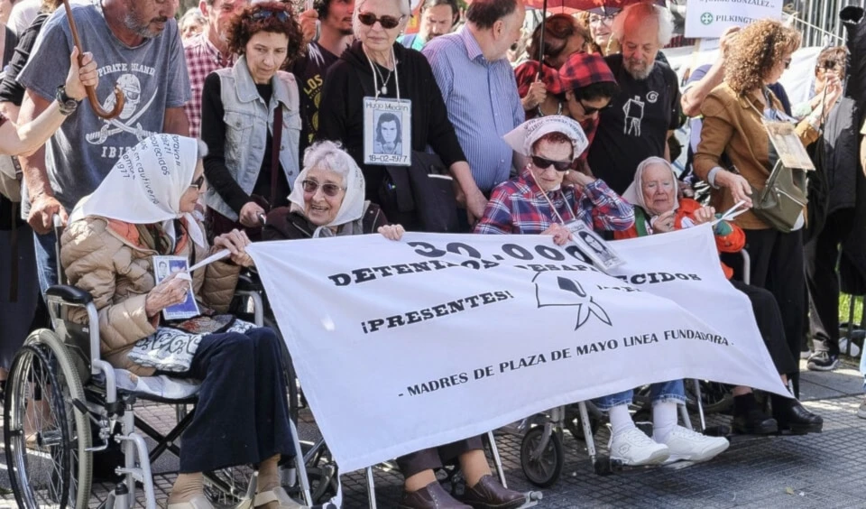 La movilización tuvo por lemas "Es genocidio" y "¡Los 30 mil detenidos-desaparecidos presentes! ¡Ahora y siempre!".