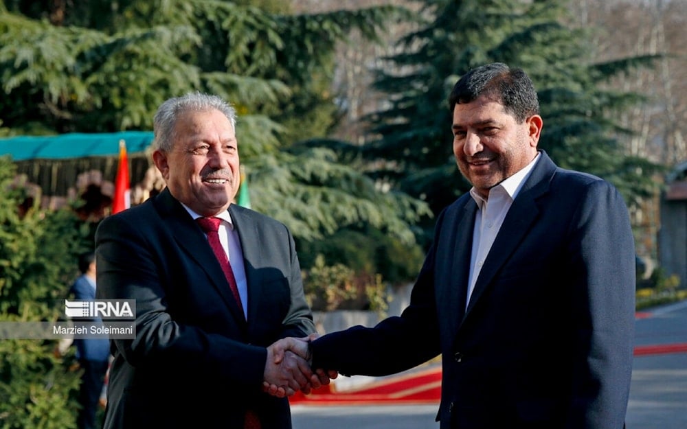 El primer vicepresidente iraní, Mohammad Mokhber (derecha) y el primer ministro sirio, Hussein Arnous (izquierda).