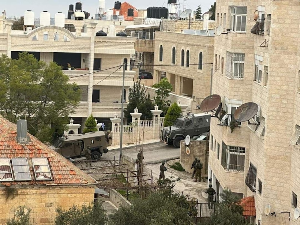 Las fuerzas de ocupación israelíes irrumpieron hoy en el barrio de Umm Al-Sharayet en la ciudad de Al-Bireh, en Cisjordania.