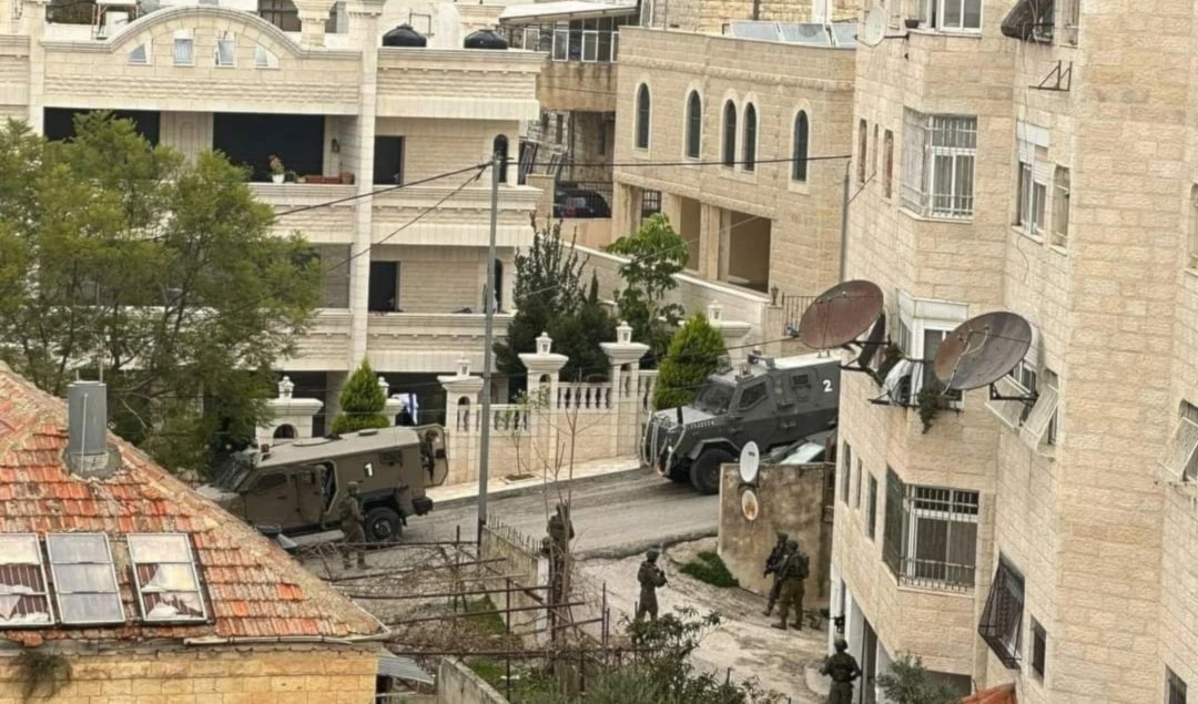 Las fuerzas de ocupación israelíes irrumpieron hoy en el barrio de Umm Al-Sharayet en la ciudad de Al-Bireh, en Cisjordania.