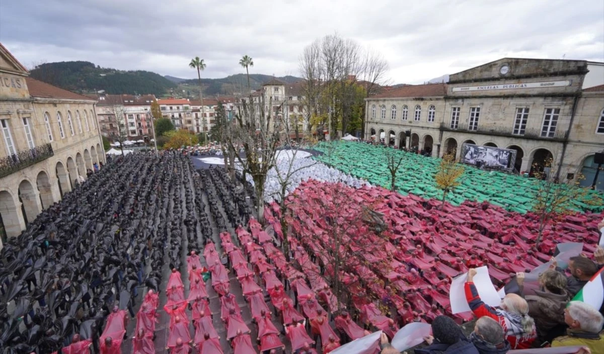 Mural humano apoya a Palestina en Guernica, en el País Vasco