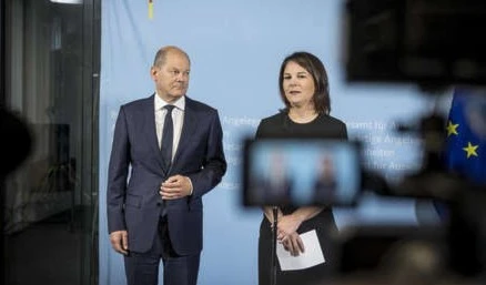 Scholz "molesto" con errores de la ministra alemana de Exteriores