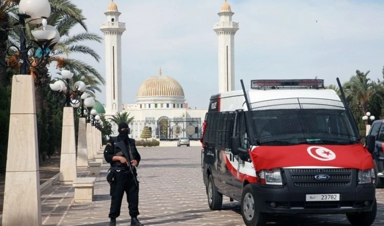 Túnez prorroga estado de emergencia.