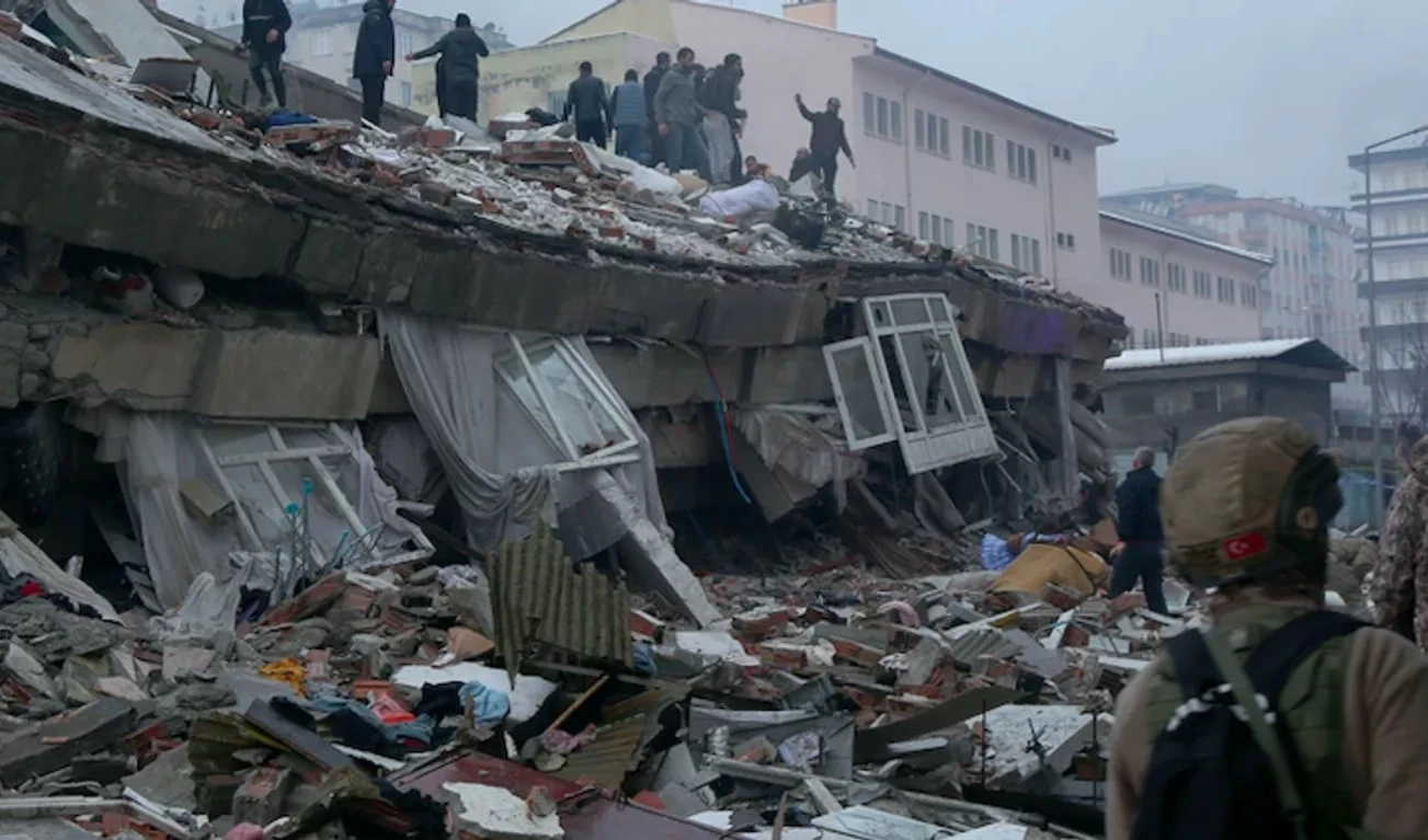 Este es probablemente el sismo más potente sufrido en Turquía no por la magnitud, sino por la enorme área cubierta de 470 kilómetros, puntualizan expertos.