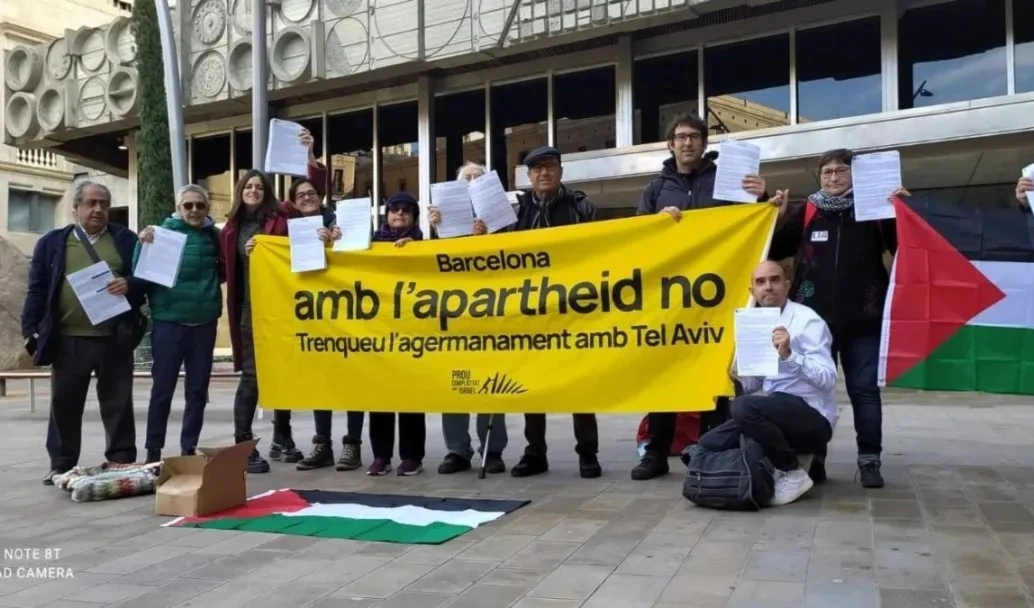 La medida responde al reclamo de decenas de grupos locales y miles de activistas, reconoció la alcaldesa de Barcelona, Ada Colau.