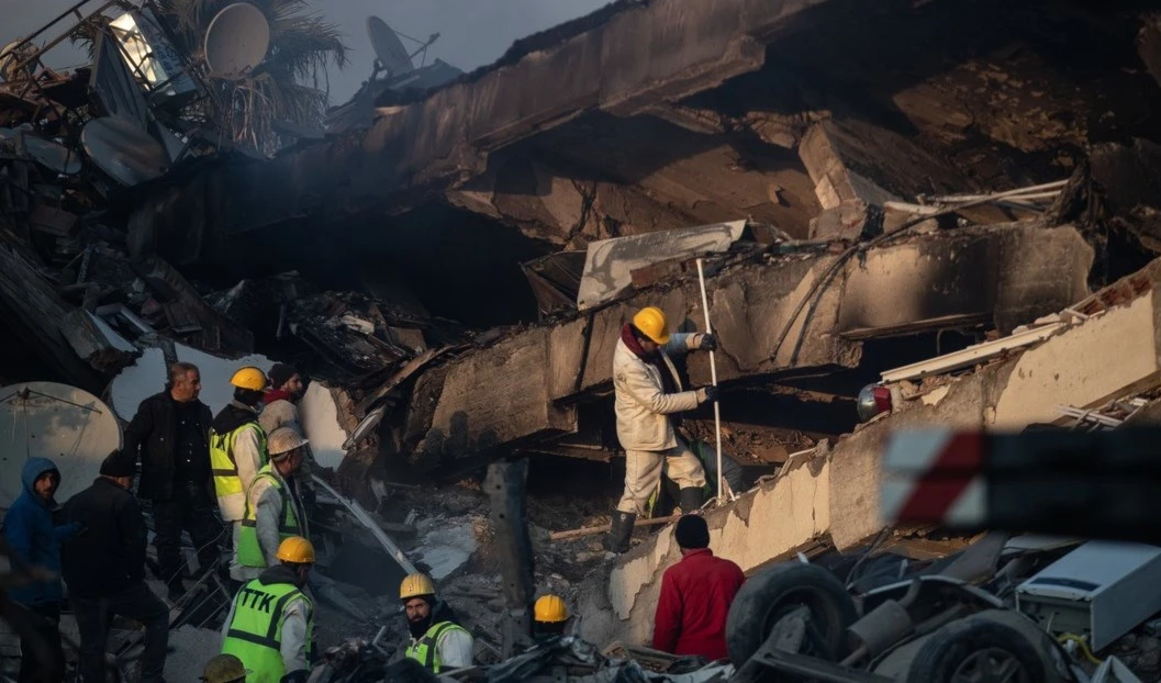 ¿Cómo luchar por la vida bajo los escombros? Foto: Getty Images.
