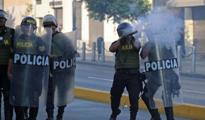 Policía peruana reprime protestas contra presidenta Boluarte Policía peruana reprime protestas contra presidenta Boluarte