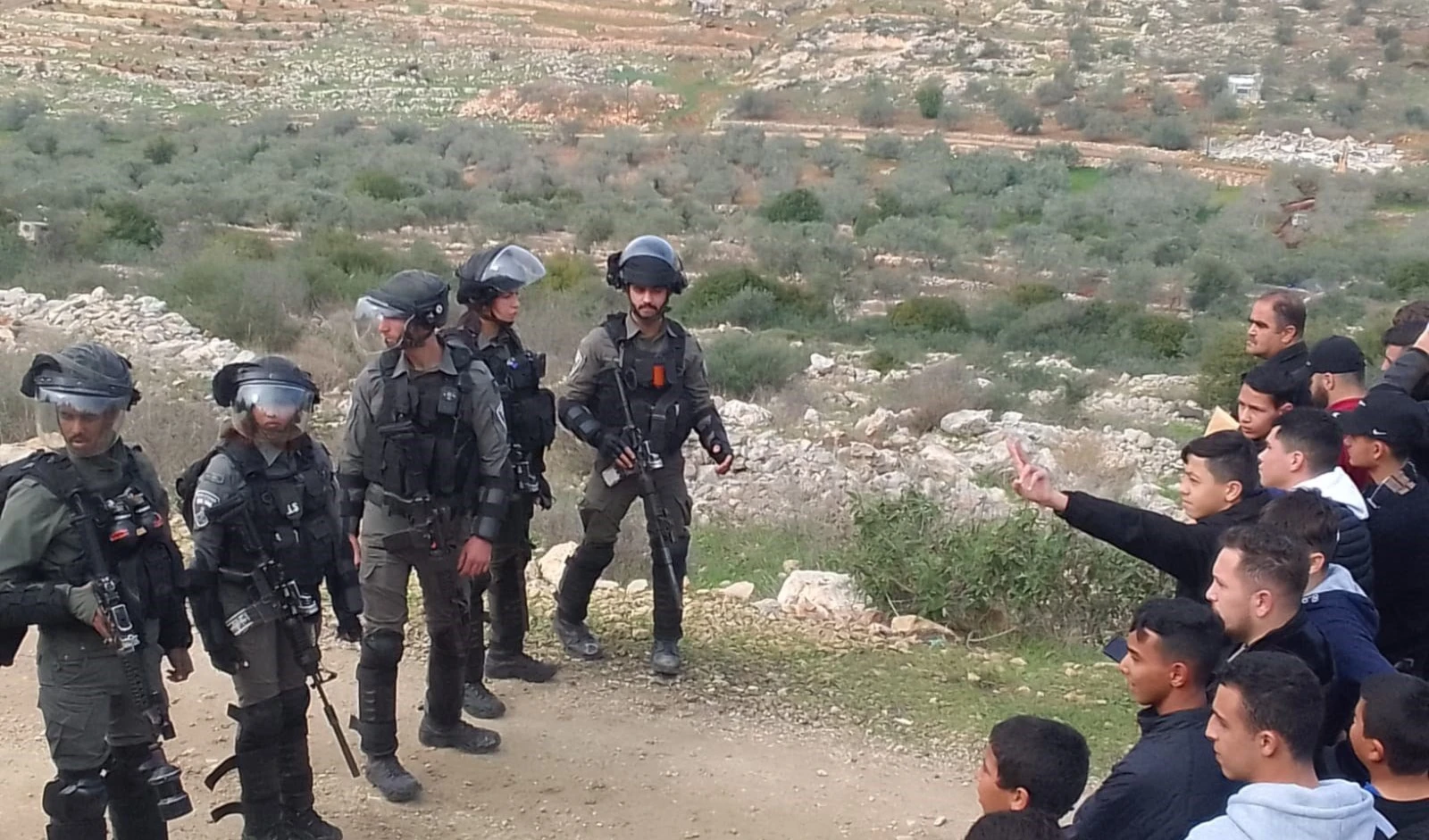 Jóvenes palestinos enfrentan a las fuerzas israelíes. Jóvenes palestinos enfrentan a las fuerzas israelíes.