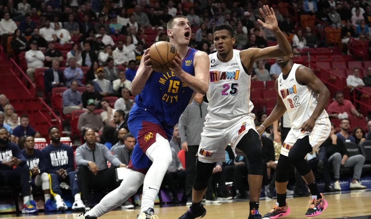 Jokic lidera victoria 40 de Nuggets en baloncesto de la NBA