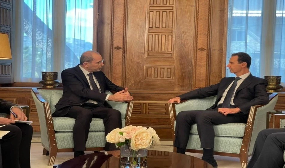 El presidente sirio, Bashar Al-Assad, y el canciller jordano, Ayman Safadi.