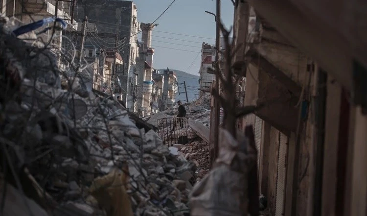 La  cifra de muertos por el devastador terremoto en Siria aumentó a cinco mil 801 y los heridos a siete mil 396. Las operaciones de socorro se detuvieron en varias áreas.