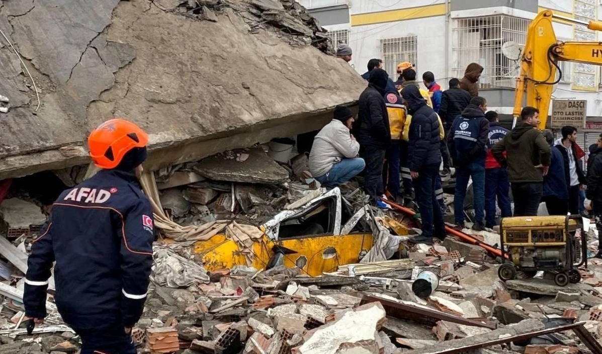 Los rescatistas sacaron a tres personas, incluido un niño, atrapados por más de 296 horas entre los escombros de un edificio destruido en el distrito de Antakya,