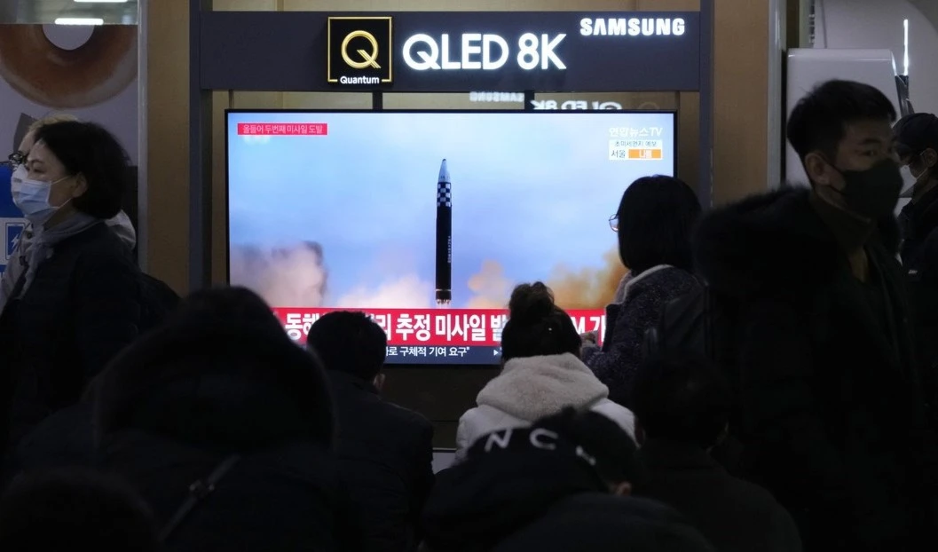 Una pantalla en Seúl (Corea del Sur) muestra una noticia sobre el lanzamiento de un misil de largo alcance por Corea del Norte, el 18 de febrero de 2023.