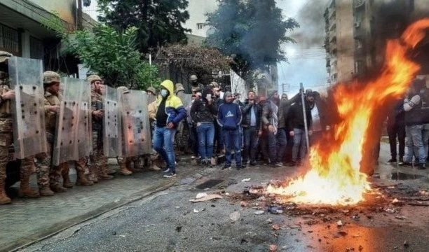 Los manifestantes incendiaron llantas frente a la entrada del banco e impidieron el acceso de sus empleados.