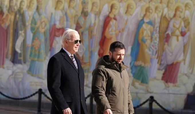 Biden aparece junto a Volodymyr Zelenski, cerca del Monasterio de San Miguel de las Cúpulas Doradas en Kiev.