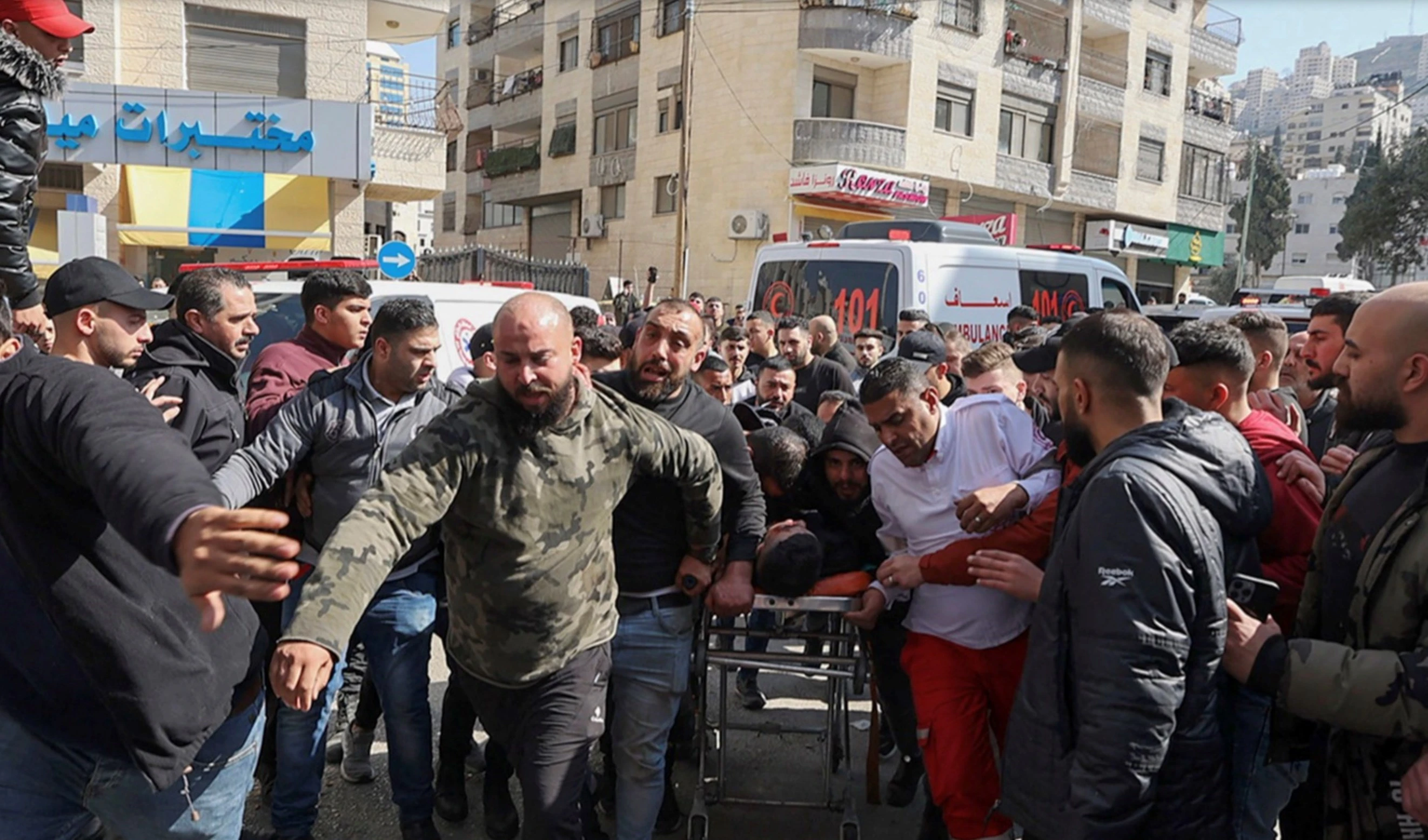 Nuevos enfrentamientos entre las fuerzas de ocupación y los combatientes de la resistencia en la ciudad de Nablus dejaron 10 palestinos muertos y decenas de heridos. Nuevos enfrentamientos entre las fuerzas de ocupación y los combatientes de la resistencia en la ciudad de Nablus dejaron 10 palestinos muertos y decenas de heridos.