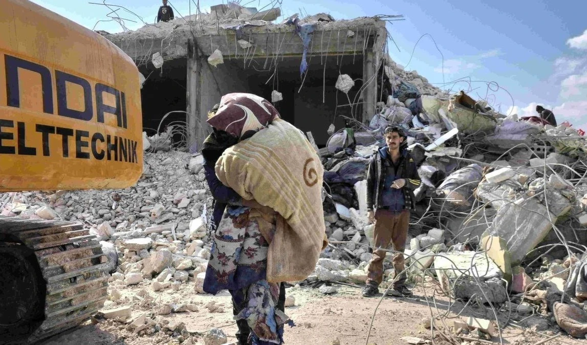 Las prioridades urgentes para los damnificados incluyen las necesidades para pasar este invierno, el refuerzo de los refugios y los suministros médicos, ambulancias, medicamentos, agua, saneamiento, nutrición, protección y asistencia en efectivo.