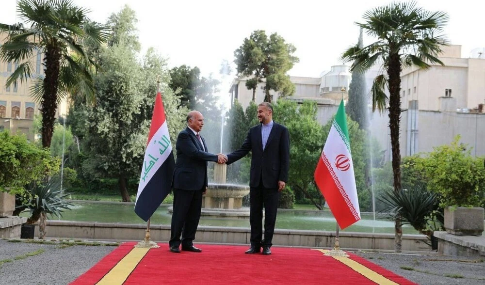 Encuentro entre los cancilleres Fouad Hussein (izquierda) y Hussein Amir Abdullahian.
