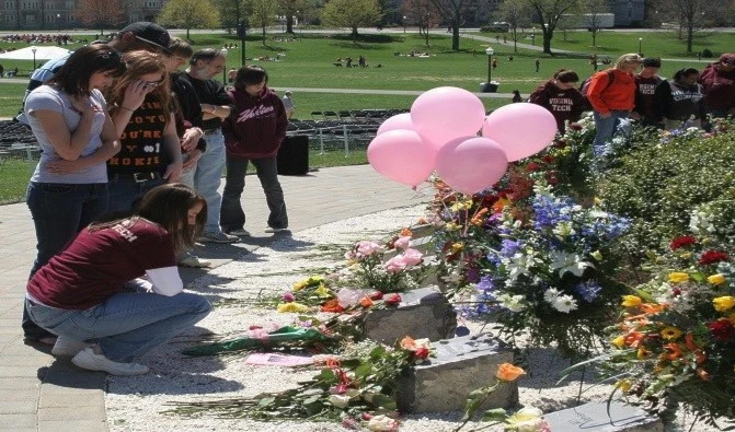 En los tiroteos también fallecieron un reportero de una televisora local y una joven de 20 años de edad. En los tiroteos también fallecieron un reportero de una televisora local y una joven de 20 años de edad.