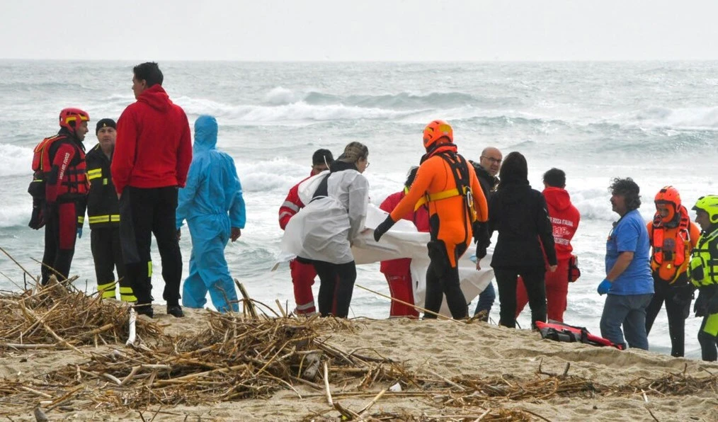 Sobrevivientes del naufragio en la costa italiana buscan los cuerpos de los migrantes fallecidos.