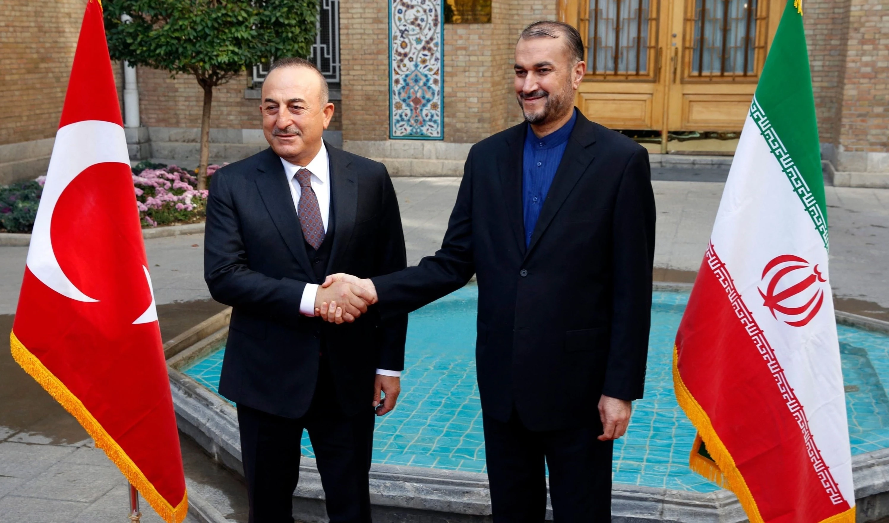 El canciller iraní Hossein Amir Abdollahian y su homólogo turco Mevlut Cavusoglu.