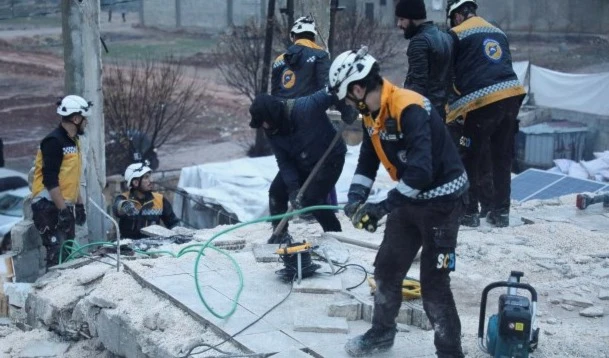 Asciende a 912 las personas fallecidas tras terremoto en Turquía