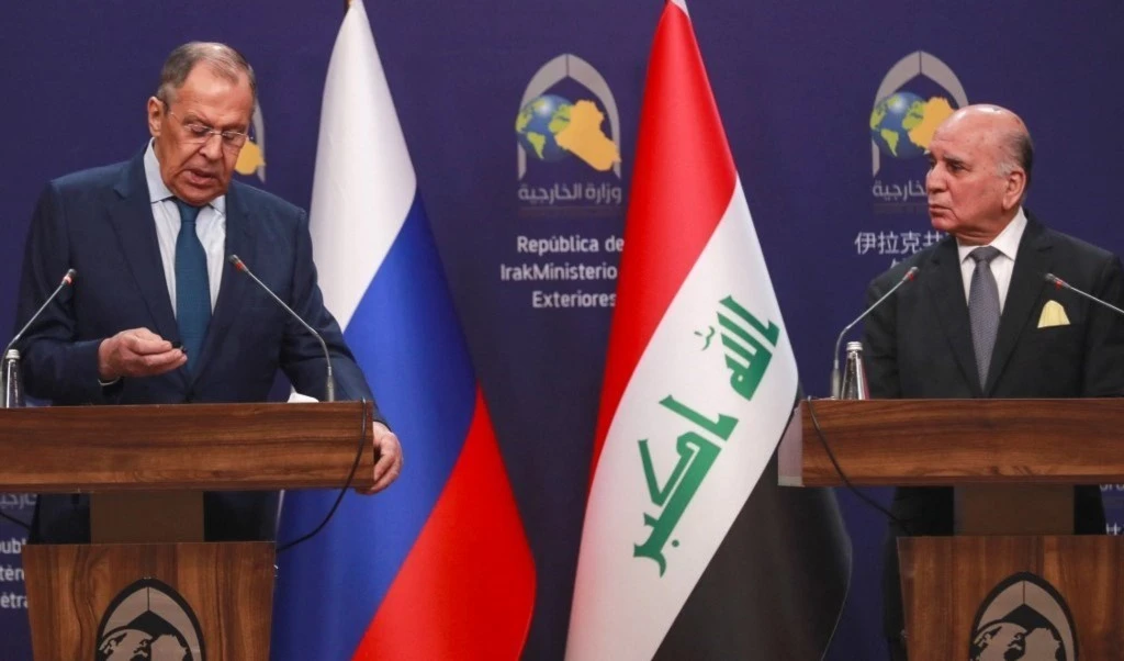 El ministro de Relaciones Exteriores de Iraq, Fouad Hussein, y su homólogo ruso, Sergei Lavrov.