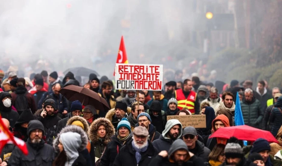 Manifestantes portan una pancarta con el lema "Jubilación inmediata para Macron" durante la manifestación en París. (Foto: AFP)