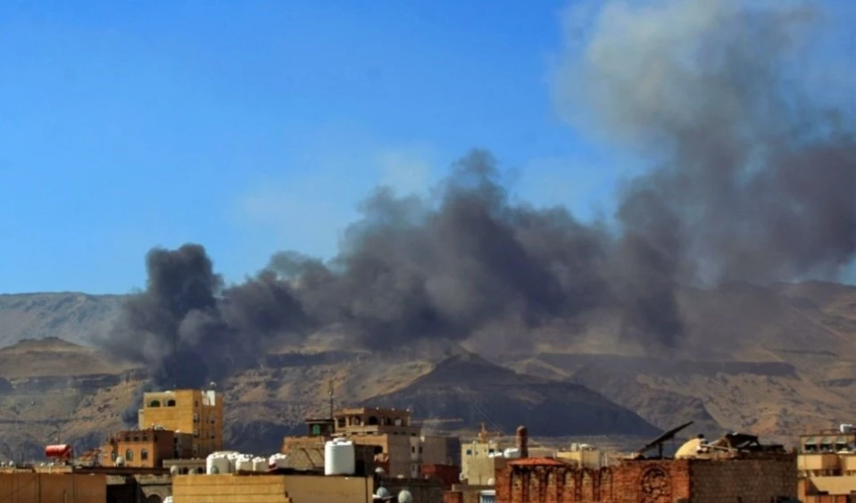 Bombardeo de artillería de la coalición de Arabia Saudita contra el distrito fronterizo de Shada.
