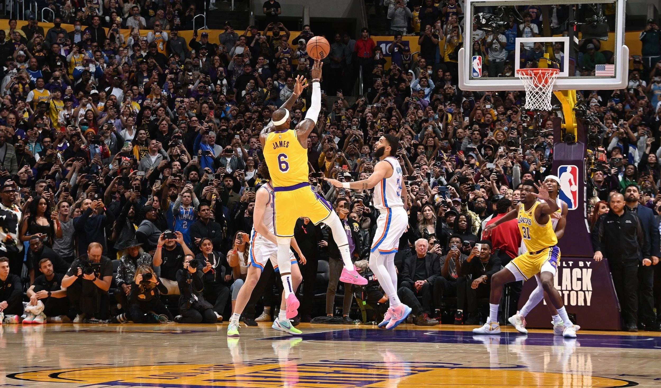 LeBron James establece récord histórico de puntos en NBA