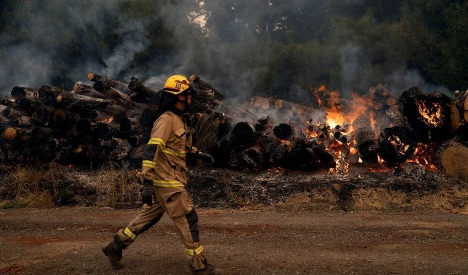 Arriban a Chile brigadas contra incendios de México y Colombia. Foto: EFE.