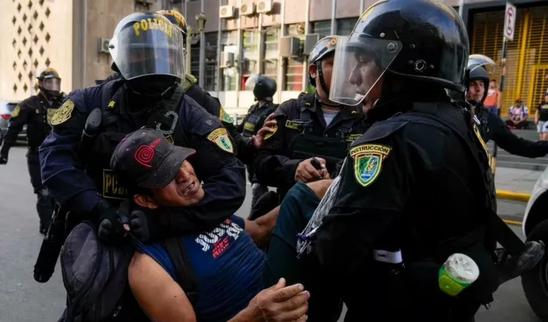Investigarán en Perú a mandos policiales por detenciones arbitrarias Investigarán en Perú a mandos policiales por detenciones arbitrarias
