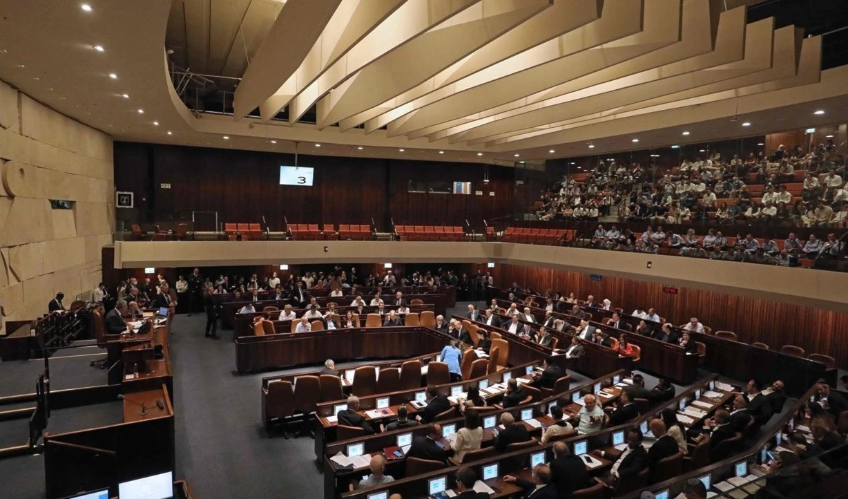 Para entrar en vigencia ambas leyes debe ratificarse en numerosos debates en la Knesset y sus subcomités.