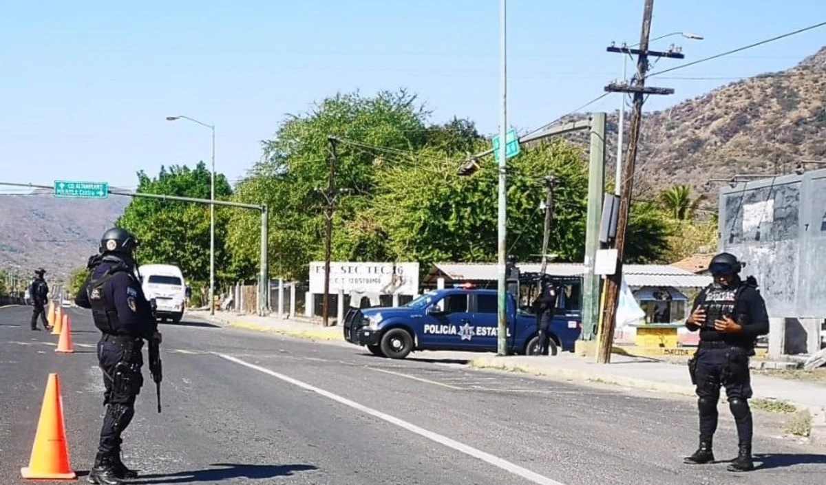 Tras el enfrentamiento armado, agentes policiales aseguraron el sitio del tiroteo para iniciar las investigaciones del hecho.