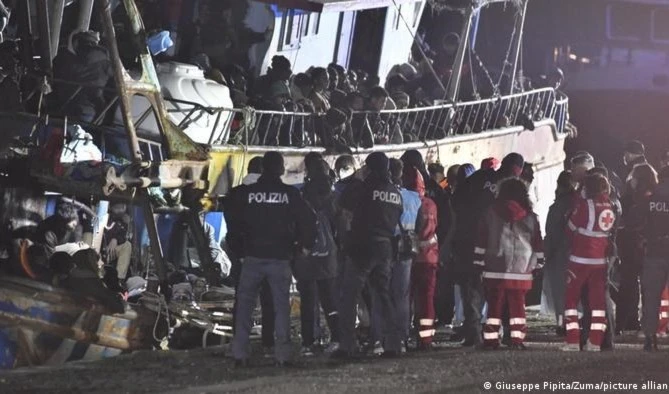 Más de mil 300 migrantes desembarcan en Italia tras varios rescates