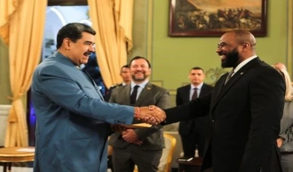 El presidente Nicolás Maduro da la bienvenida a Norgen Maxwell, nuevo embajador de San Cristobal y Nieves en Caracas..
