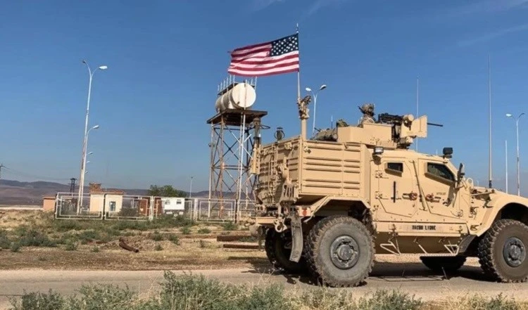 Blindado militar estadounidense en Siria. Blindado militar estadounidense en Siria.