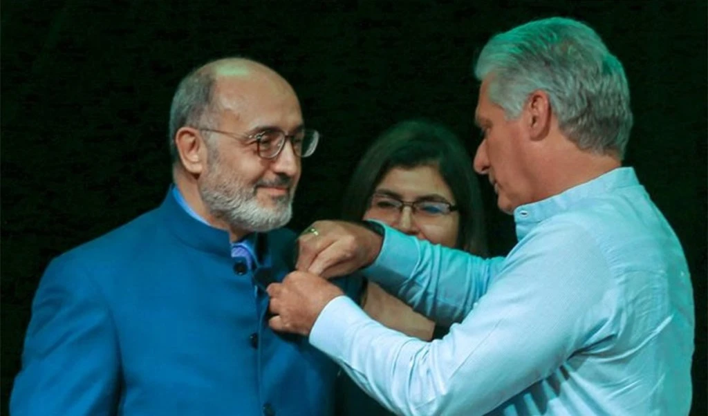 Cuba entrega a presidente de Al Mayadeen medalla de la Amistad