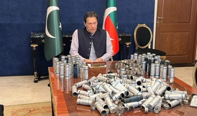 Imran Khan mostró los botes de gases lacrimógenos utilizados por los militares contra sus seguidores. Imran Khan mostró los botes de gases lacrimógenos utilizados por los militares contra sus seguidores.