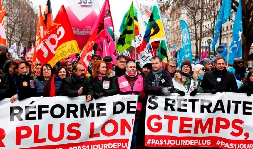 El 7 de marzo más de tres millones de personas protestaron en París contra la reforma al sistema de pensiones. El 7 de marzo más de tres millones de personas protestaron en París contra la reforma al sistema de pensiones.