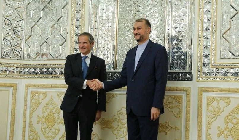 Hossein Amir Abdullahian y el jefe de política exterior de la Unión Europea, Joseph Borrell.