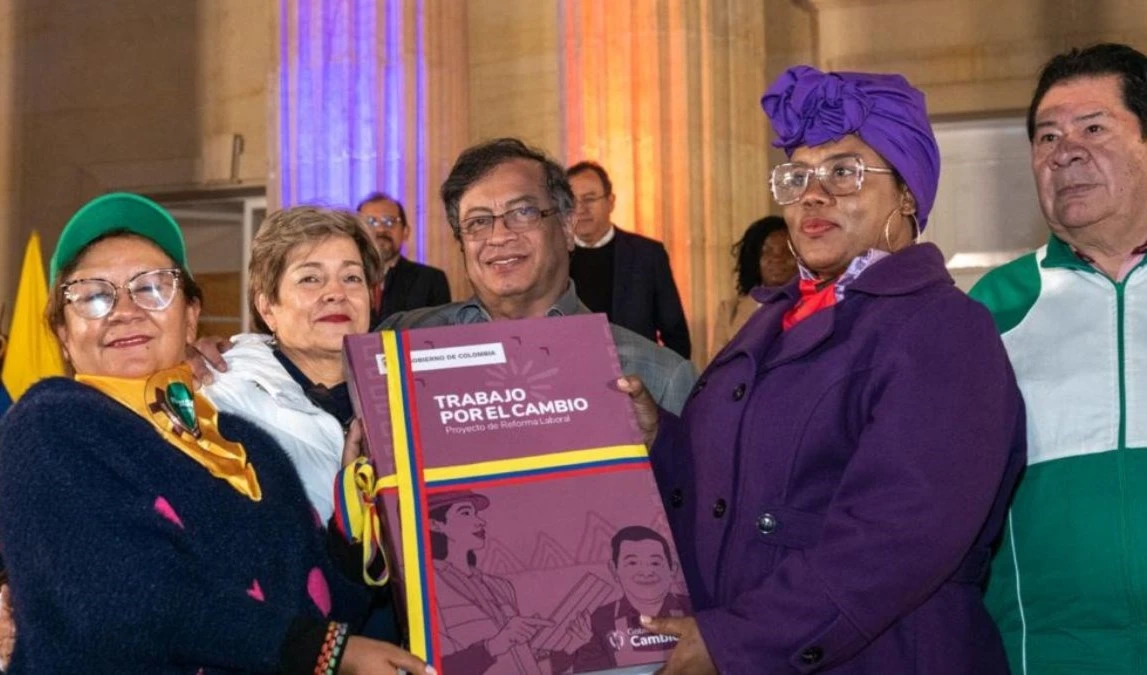 Petro señaló que la norma vigente en la materia, conocida como Ley 50, acabó con la estabilidad laboral en el país.