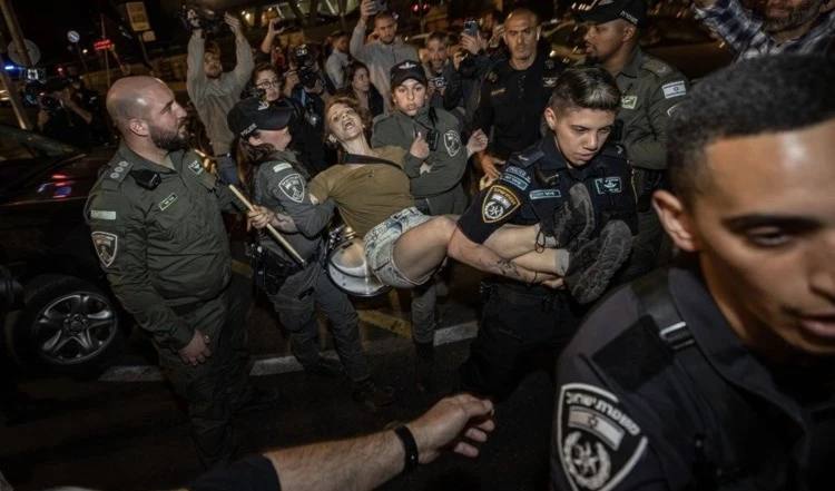 Policía israelí reprime a manifestantes contra los reformas judiciales.