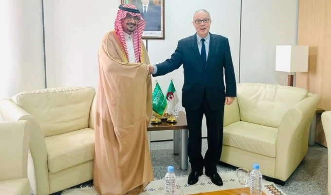 El secretario general del Ministerio de Asuntos Exteriores de Argelia, Ammar Balani y el embajador saudita en esa nación, Abdullah Al-Nusairi. El secretario general del Ministerio de Asuntos Exteriores de Argelia, Ammar Balani y el embajador saudita en esa nación, Abdullah Al-Nusairi.