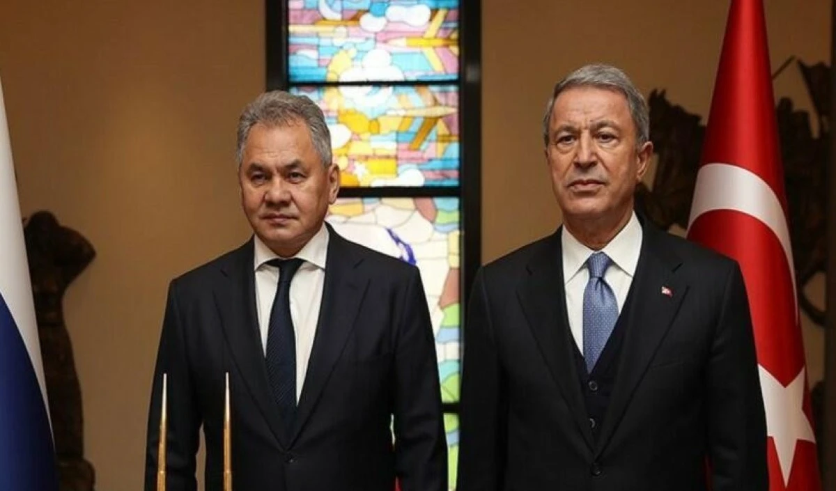 Encuentro entre Serguei Shoigu (izquierda) y Hulusi Akar.i