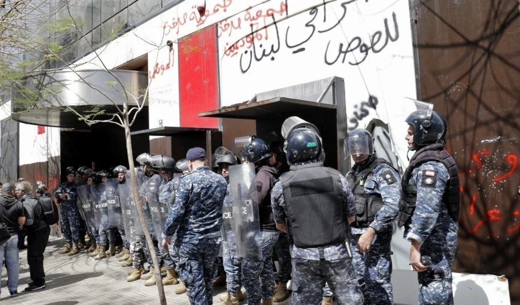 La policía custodia las entidades bancarias ante las manifestaciones de protesta.