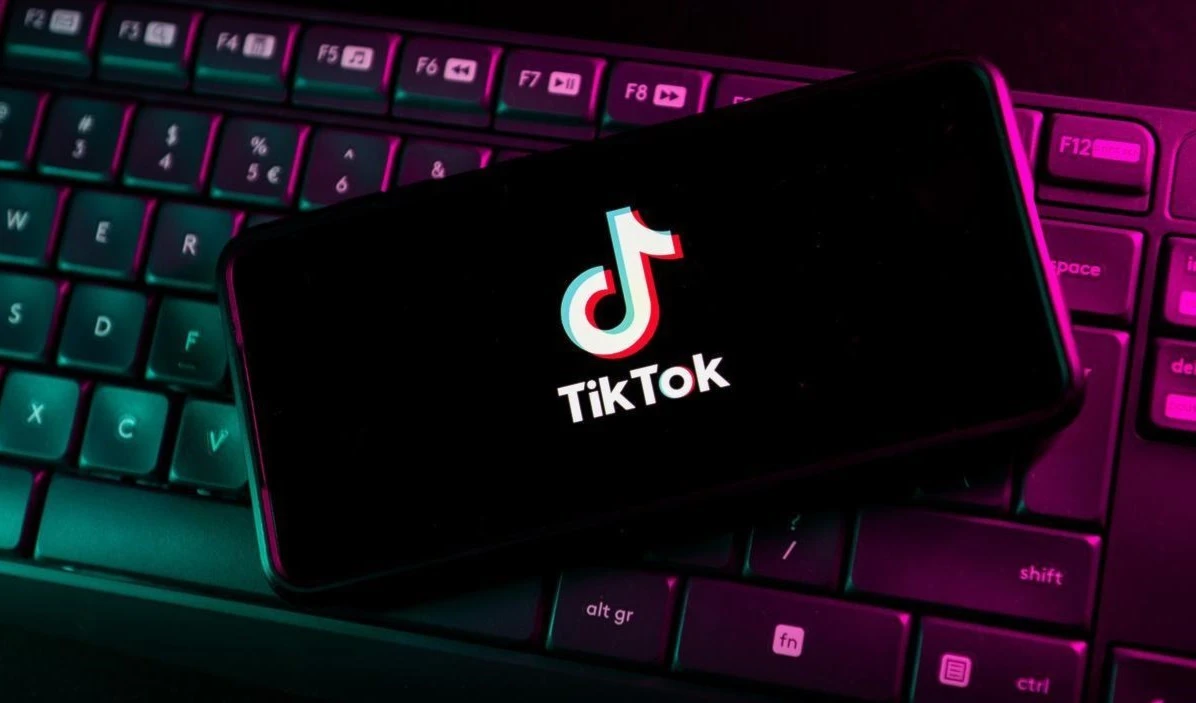 Tiktok y Netflix prohibidos en teléfonos de funcionarios, en Francia. Foto: Reuters.