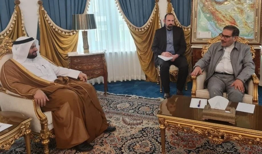 Ali Shamkhani, secretario del Consejo Supremo de Seguridad Nacional de Irán, durante su encuentro con el ministro de Relaciones Exteriores de Qatar, Mohammed bin Abdulaziz Al-Khulaifi.